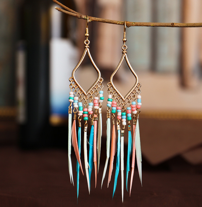 Eurocharms Pozlátené BOHO náušnice s farebnými pierkami – Obrázok 3