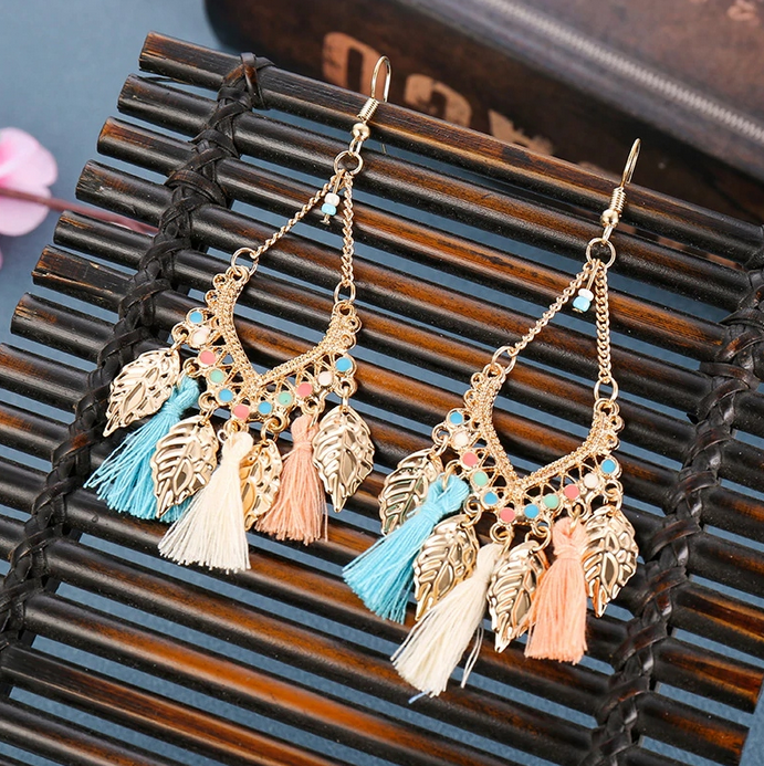 Pozlatené visiace náušnice s farebnými strapcami a zlatými lístkami – Obrázok 3