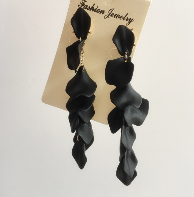 Eurocharms Akrylové náušnice s čiernymi lupienkami – Obrázok 3