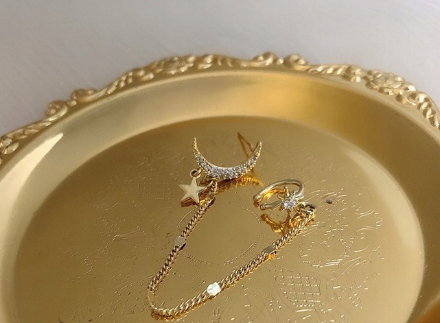 Pozlátená náušnica Hviezdna obloha s retiazkou - Moon & Star Earring – Obrázok 4