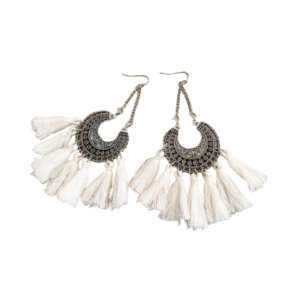 Eurocharms Postriebrené visiace náušnice s bielymi strapcami BOHO