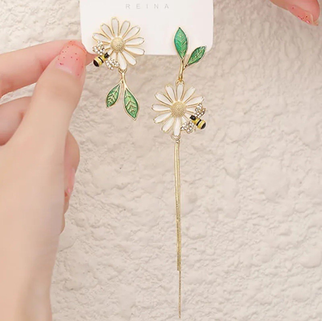 Pozlatené náušnice s margarétkou a včielkou – Obrázok 5