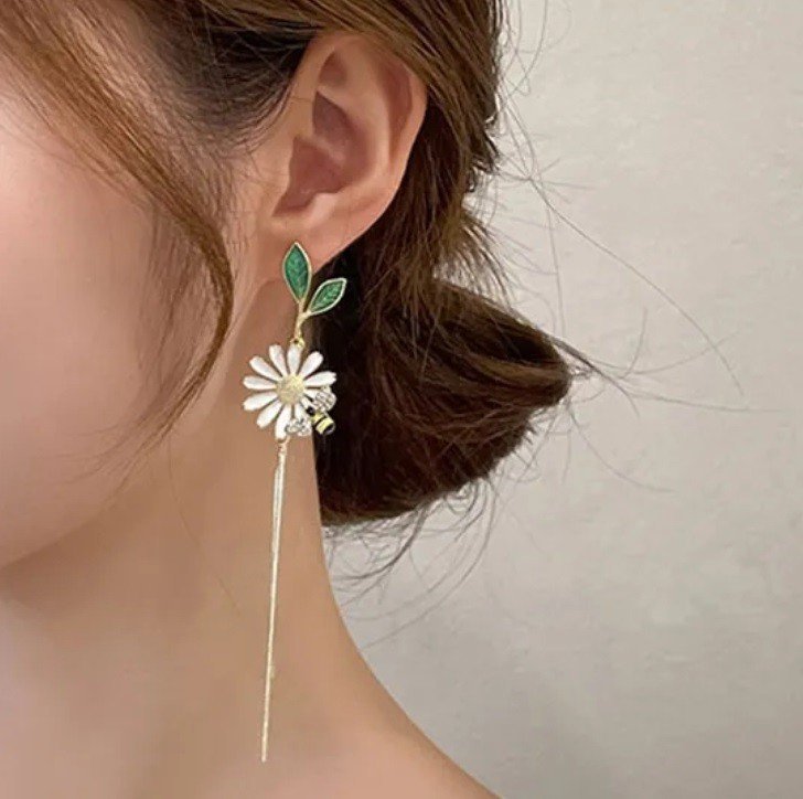 Pozlatené náušnice s margarétkou a včielkou – Obrázok 6