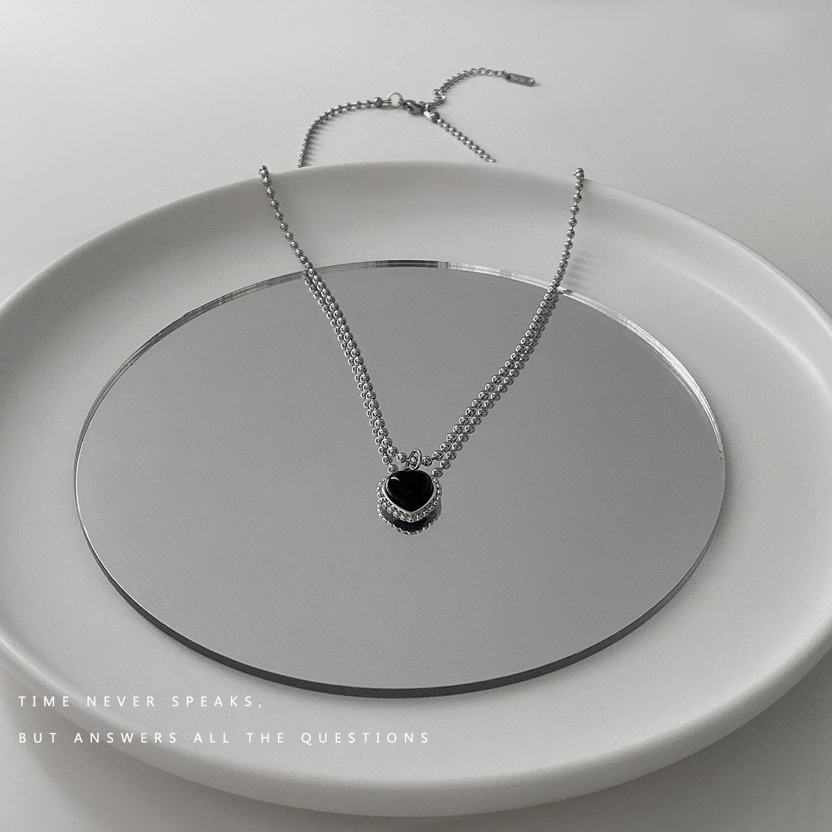 Postriebrený Náhrdelník s Čiernym Srdiečkom – Obrázok 3
