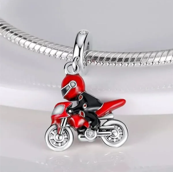 Strieborný prívesok S925 charms Červená motorka, motorkár – Obrázok 2