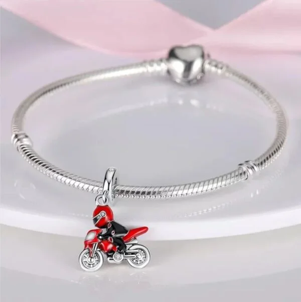 Strieborný prívesok S925 charms Červená motorka, motorkár – Obrázok 3