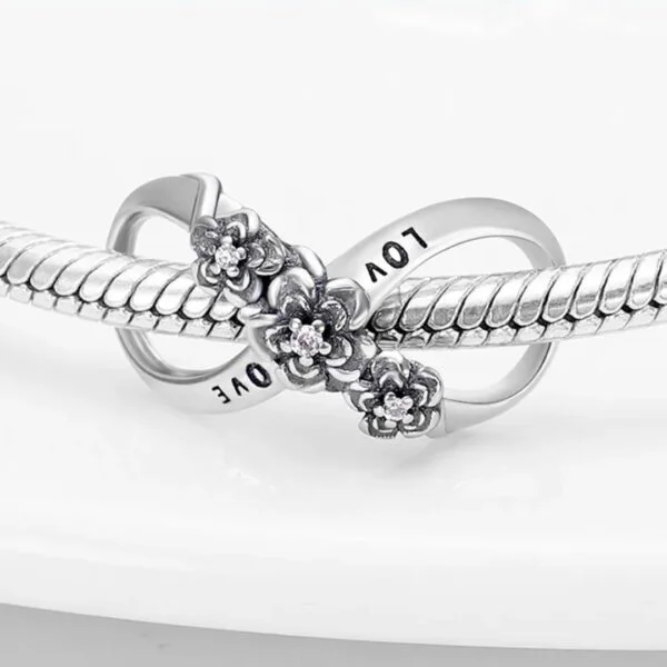 Strieborný prívesok S925 charms Symbol Nekonečno - nápis Love s kvetmi – Obrázok 2